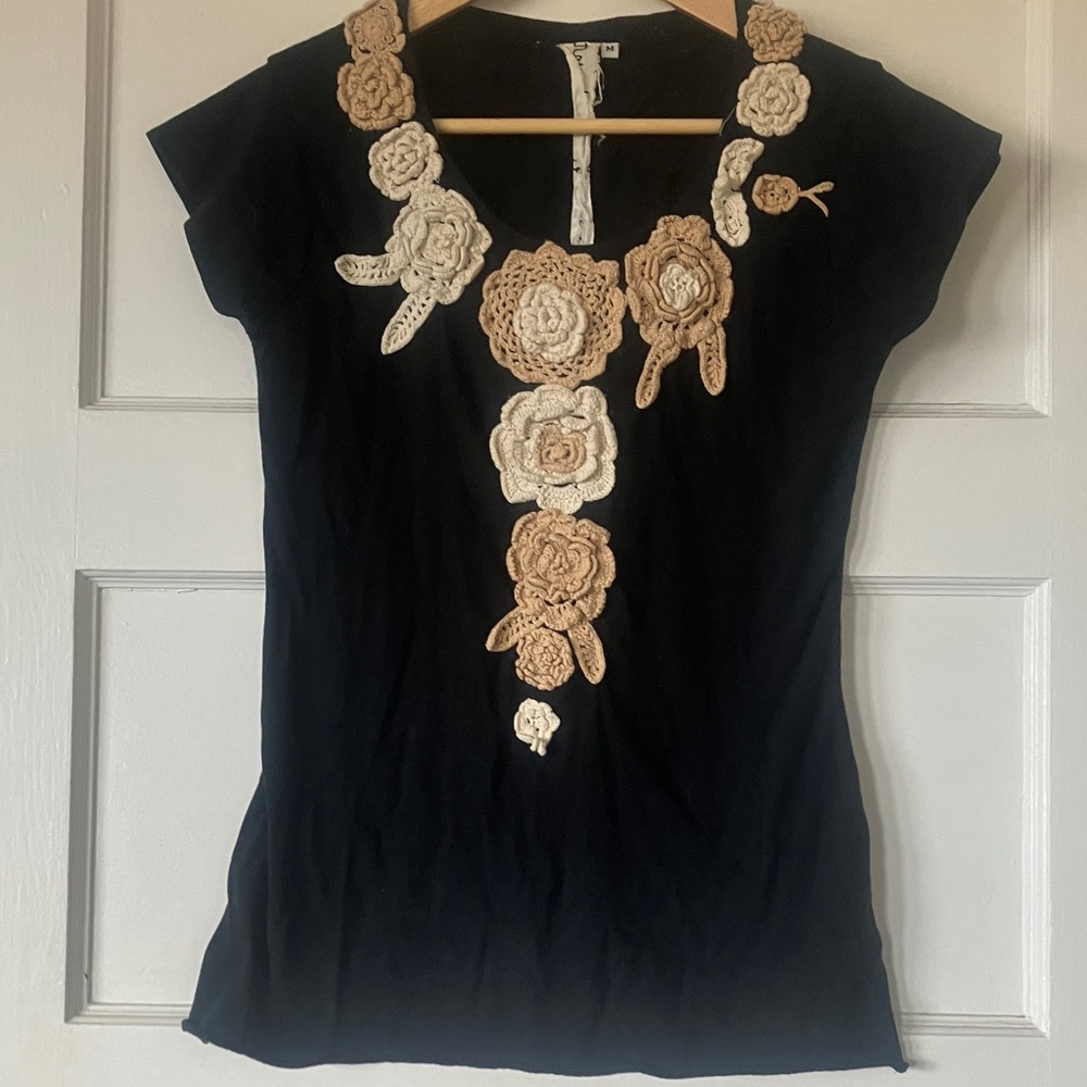 Vintage jw anthropologie black with crochet flowers tee shirt